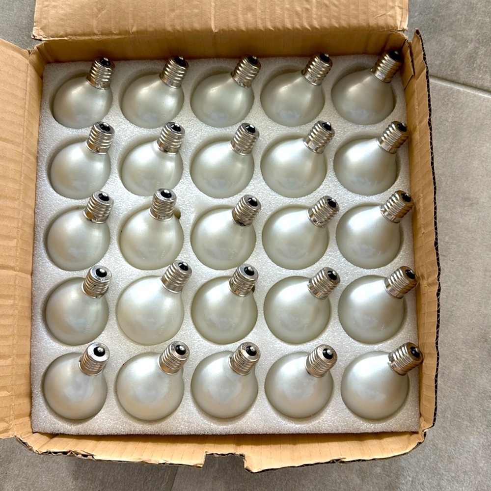 NIB Hometown Evolution E17 G50 Opaque Incan Bulb - Set of 25 - White Pearl